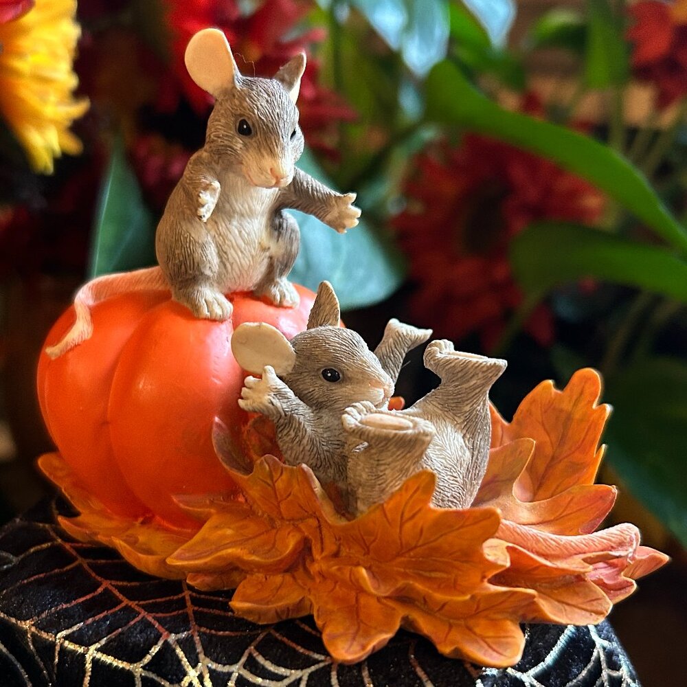 Charming Tails Silvestri Pumpkin Slide Halloween Figurine (85513)